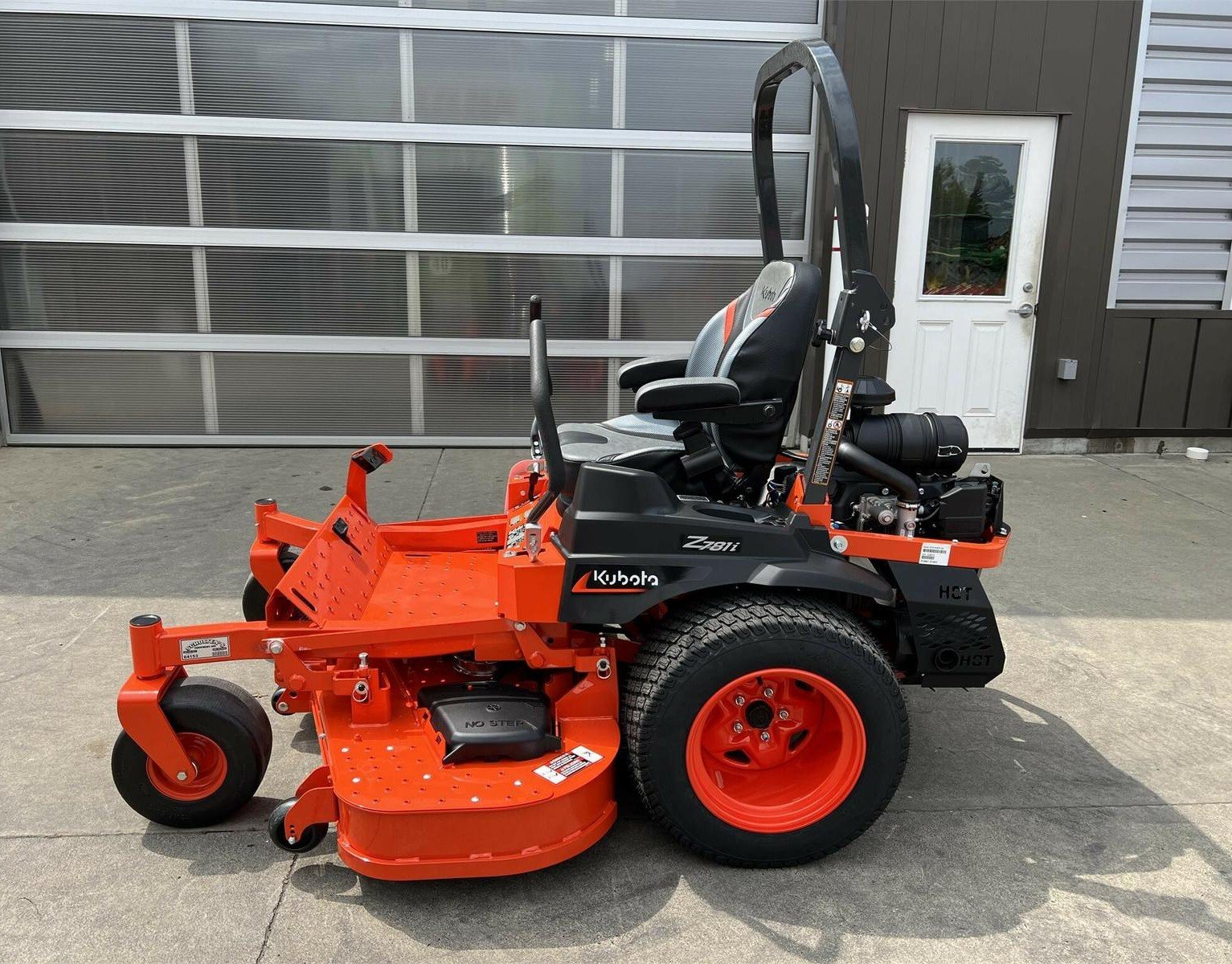 Kubota Z781i Lawn Mower - side view