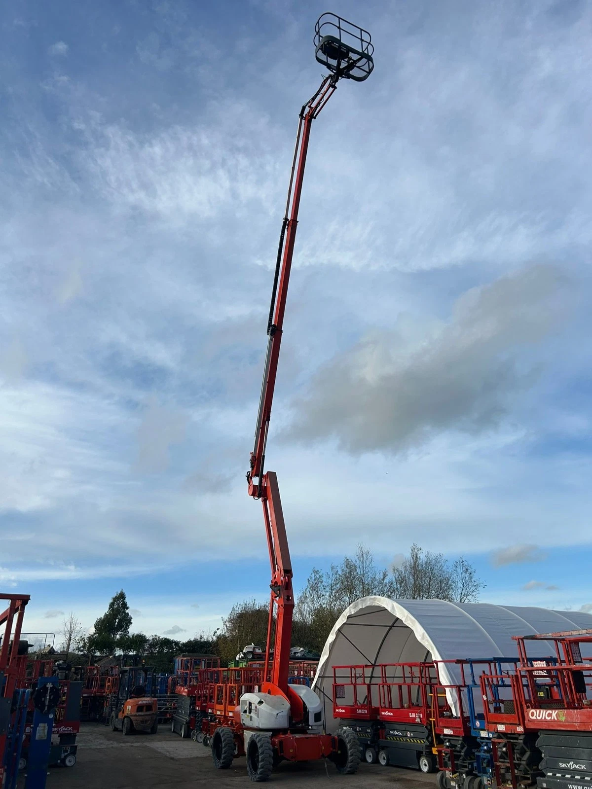 Nifty HR21 Hybrid Boom Lift, Cherry Picker, Scissor Lift, Skyjack, Genie, JLG - frame and coupler detail