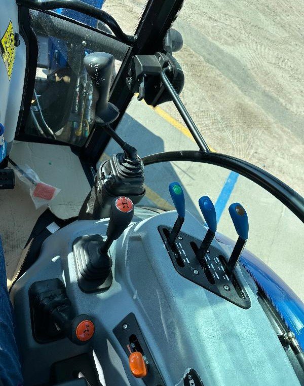 New Holland T 6.175 - wheel and axle detail