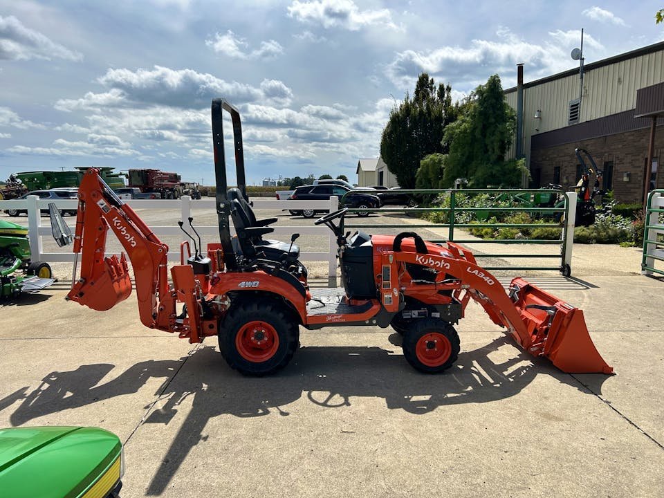 Kubota Tractor B2320 - front view 2