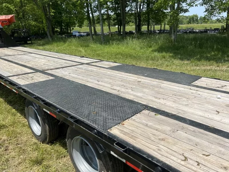 2023 Sure-Trac Gooseneck Deckover Trailer - 102in x 30ft, 30,000 GVWR, 15K Axle Upgrade, Pierced I-Beam Frame - side view 2