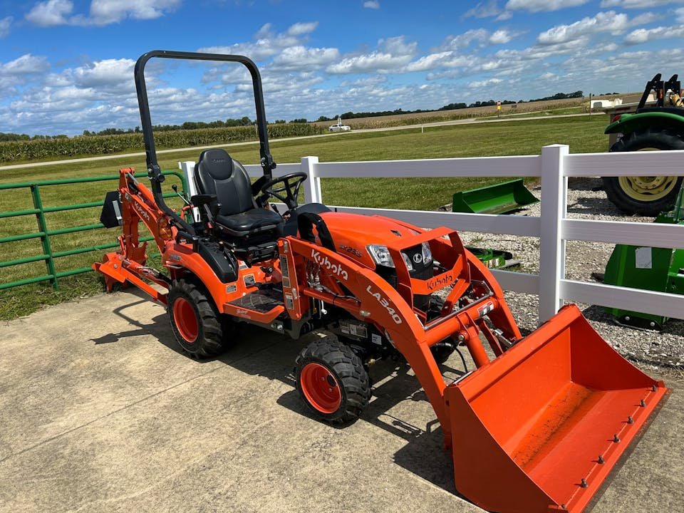 Kubota Tractor B2320 - front view
