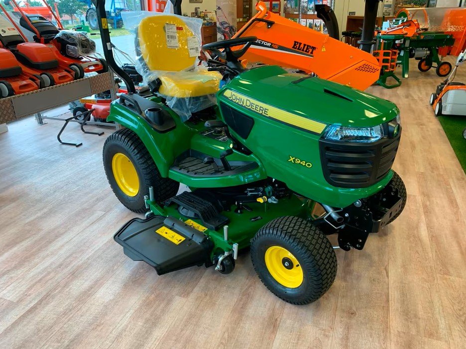 John Deere X940 - front view