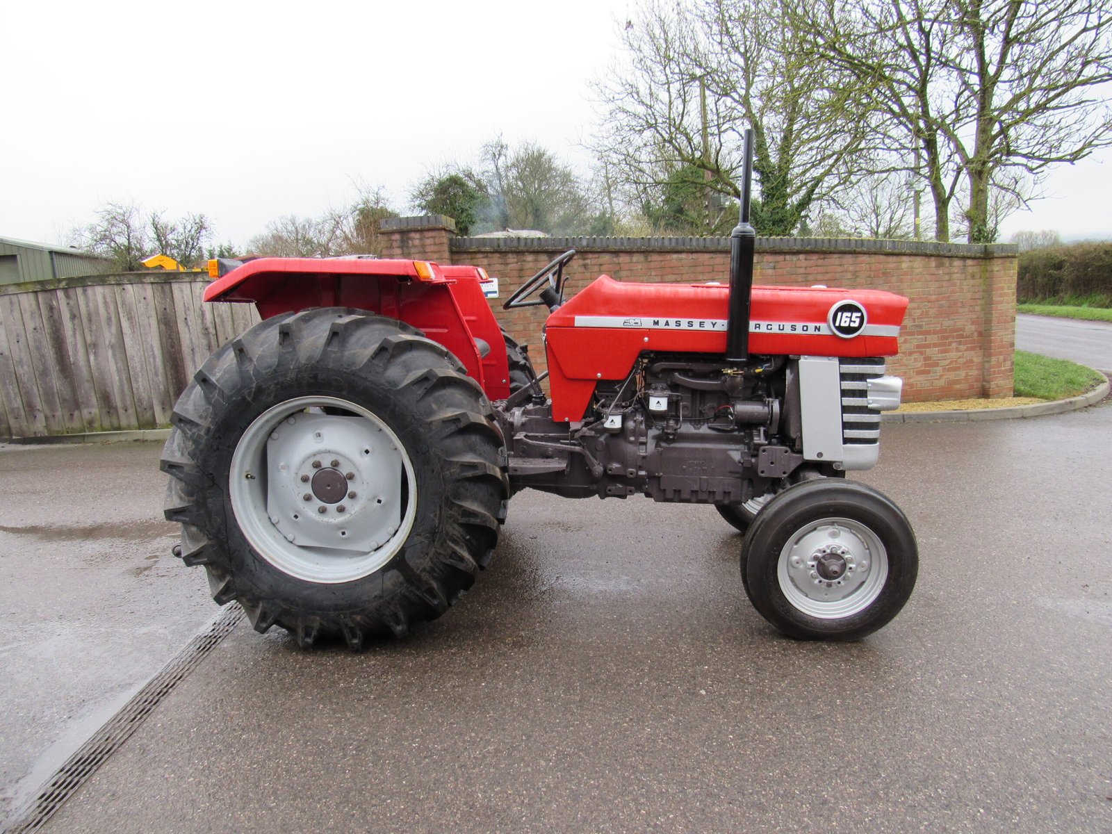 Massey Ferguson 165 - three-quarter view