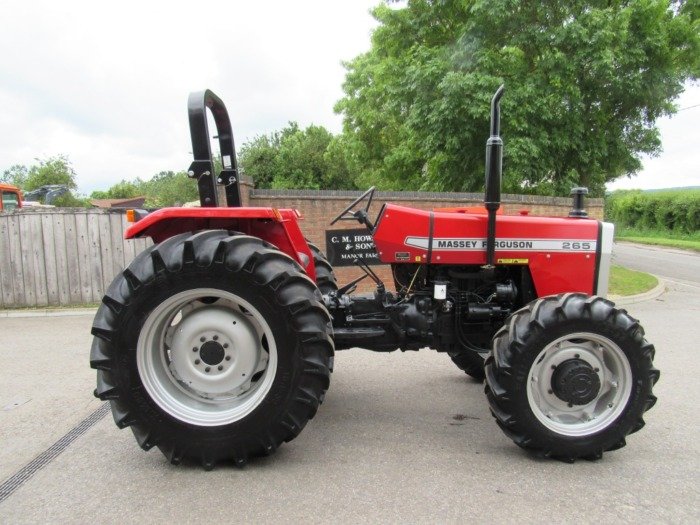 Massey Ferguson 265 - front view