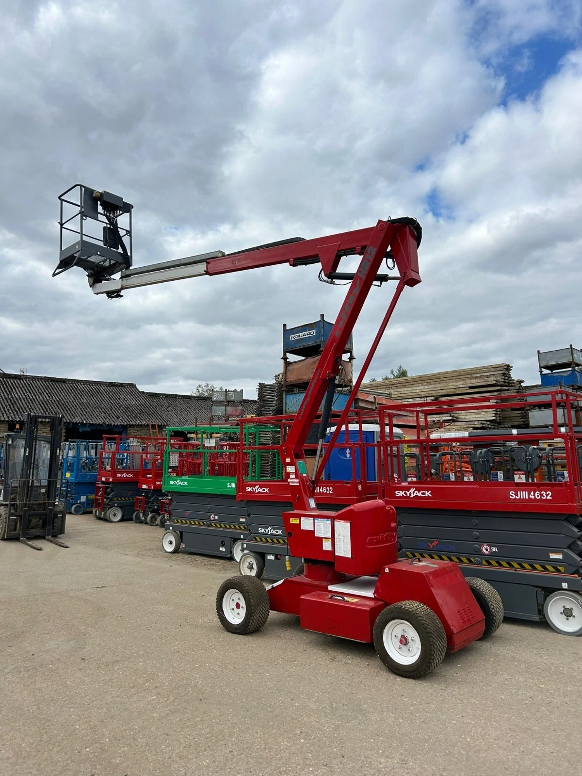 2012 Nifty HR12 Boom Lift, Cherry Picker, Scissor Lift, Skyjack, Genie, JLG - undercarriage detail