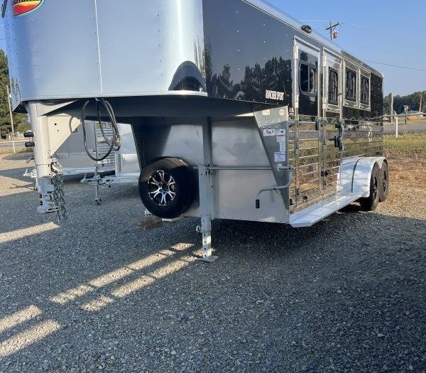 2022 Sundowner 3 Horse Slant GN Trailer