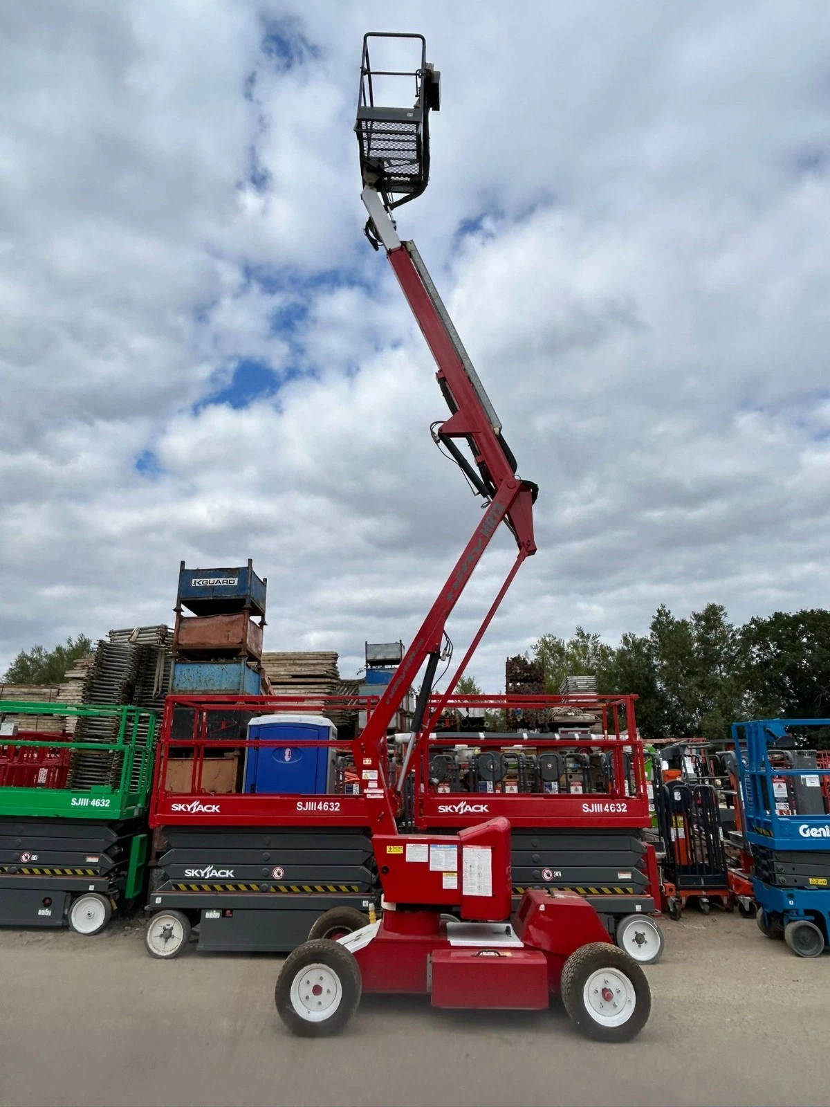 2012 Nifty HR12 Boom Lift, Cherry Picker, Scissor Lift, Skyjack, Genie, JLG - wheel and axle detail