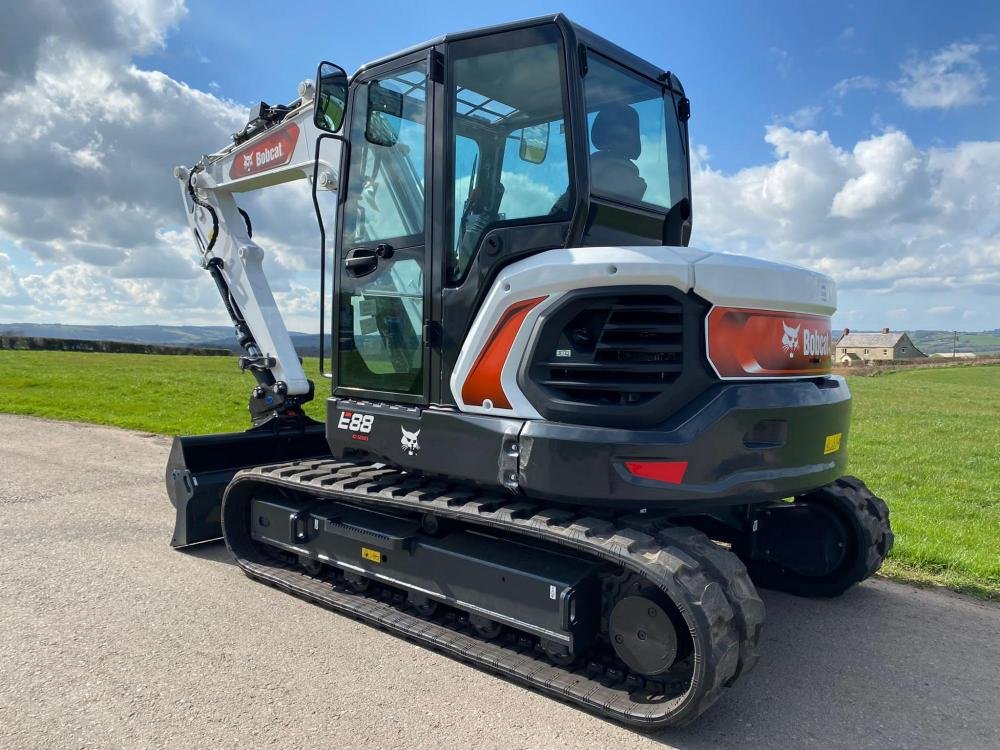 Bobcat E88 - three-quarter view