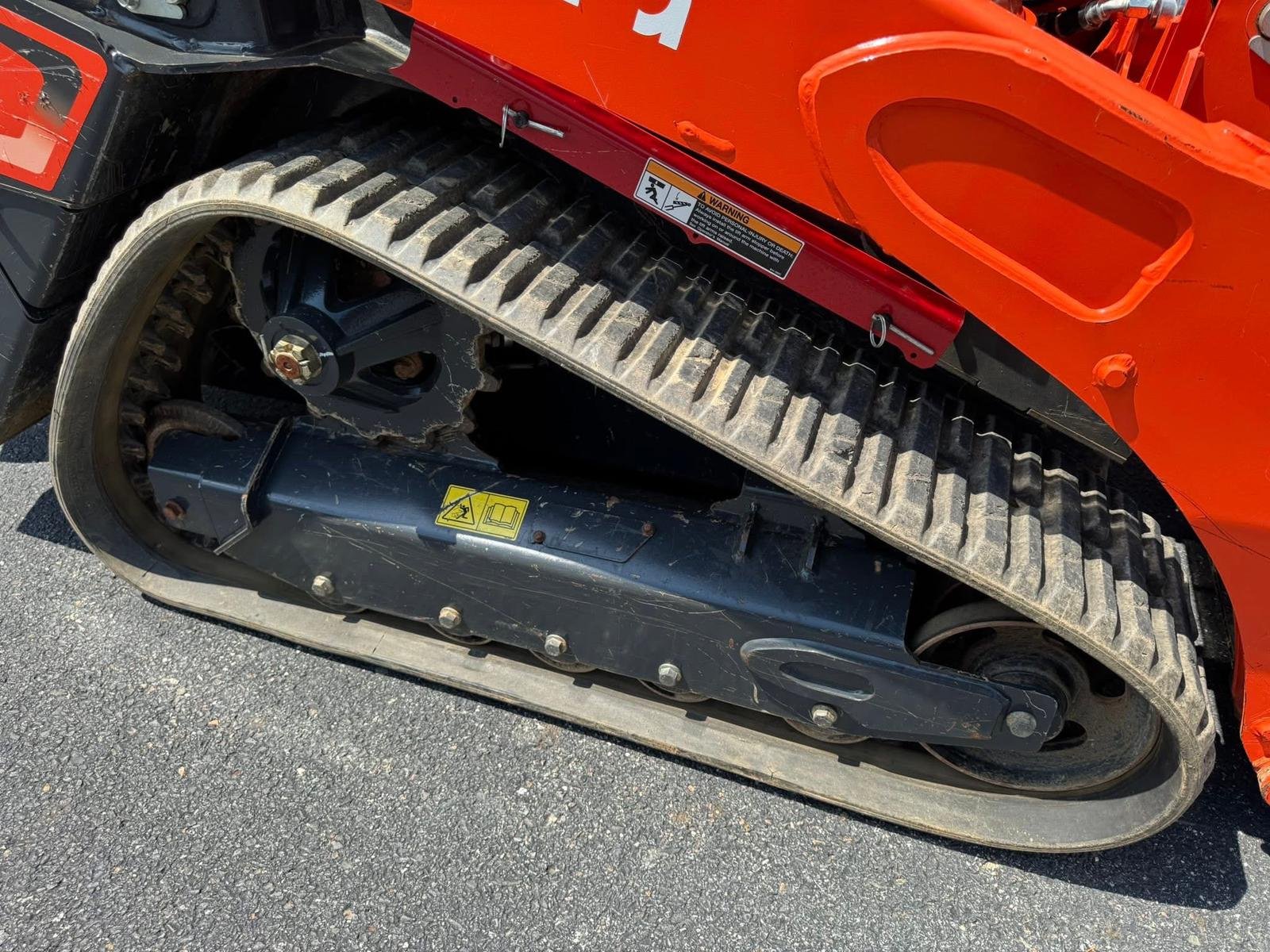 2024 Kubota SCL1000 - wheel and axle detail