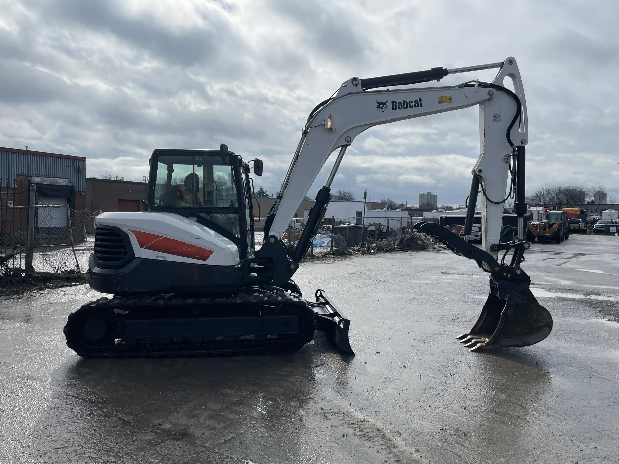 Bobcat E85 - front view