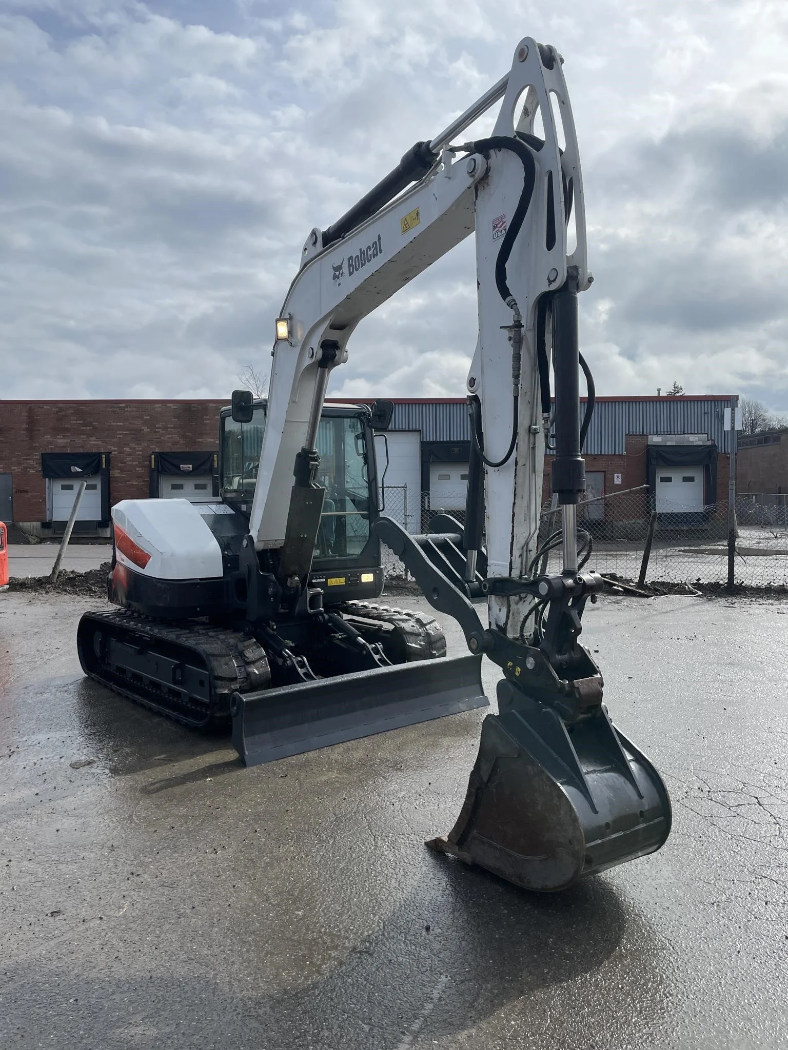 Bobcat E85 - side view
